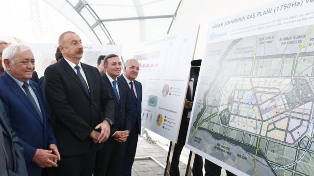 Prezident İlham Əliyev Ağdamın baş planı ilə tanış olur