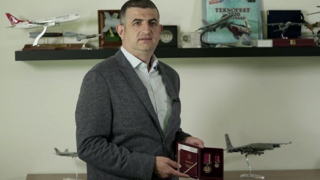 Haluk Bayraktar Ukraynanın "Xidmətlərə görə" ordenini göstərir