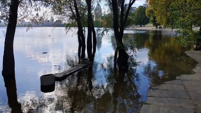 Подтопленная набережная в Киеве