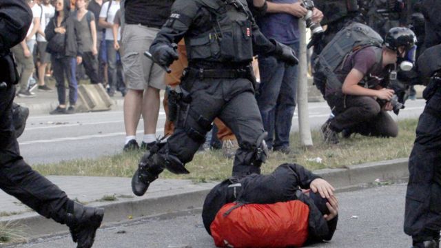 G20 sammiti qarşısında etirazçılarla xüsusi təyinatlılar arasındakı toqquşma -2017 Hamburg.