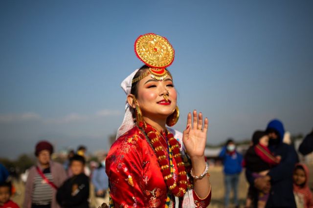 Rəqs edən qadın, Katmandu, Nepal, 1 yanvar 2022-ci il