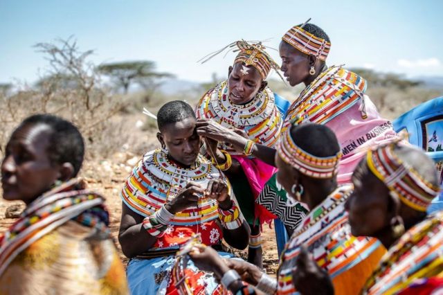 Keniyanın Samburu bölgəsində qadınlar ənənəvi bəzək və zinət əşyaları hazırlayırlar. Kenya, 10 may, 2022-c il.
