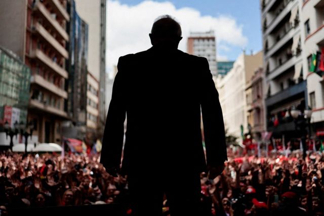 Luiz Inacio Lula da Silva aprezident seçkiləri zamanı Kuritiba şəhərində keçirilən mitinqdə iştirak edir, 17 sentyabr, 2022-ci il.