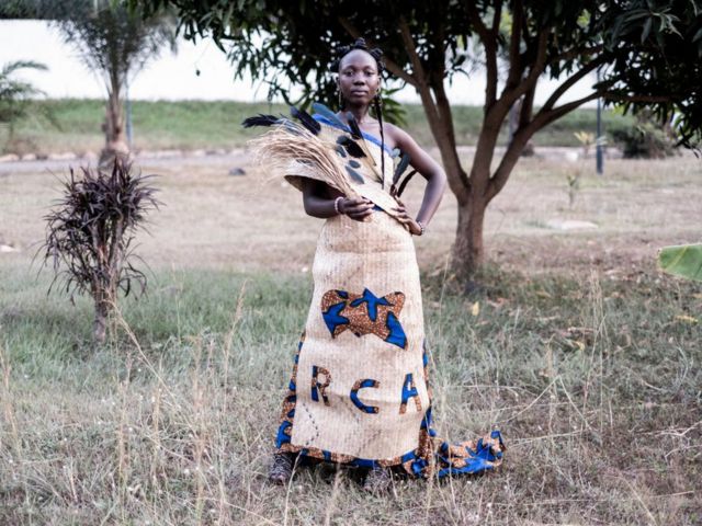 Dekabr ayında Banquidə keçiriləcək ilk Mərkəzi Afrika Moda Həftəsi ərəfəsində yerli dizayner Victoire Kouroupe-nin geyimini sərgiləyən qadın model, Banqui, 17 dekabr, 2022-ci il.