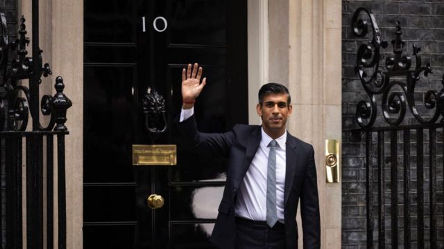 Rishi Sunak 10 Downing Street-in qarşısında