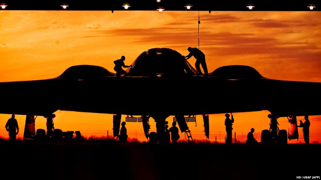 B-2 bombardmançısının içindəki həyat: quru dəri, isti yemək