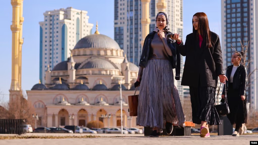 Çeçenistanda qadınların geyiminə yeni qadağalar – ənənə, yoxsa nəzarət?