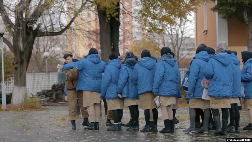 "Ət yerinə soxulcan": Belaruslu qadın siyasi məhbusların həbsdə yaşadıqları