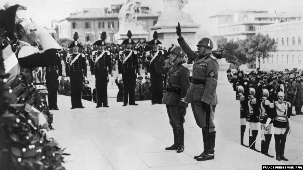 İtaliyada yazıçılar kitab yarmarkasında "faşizmin reabilitasiyası"nı pisləyirlər