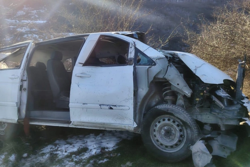 Sürücü yuxuladı, avtomobil dərəyə aşdı - Lerikdə qəzada 7 nəfər yaralanıb