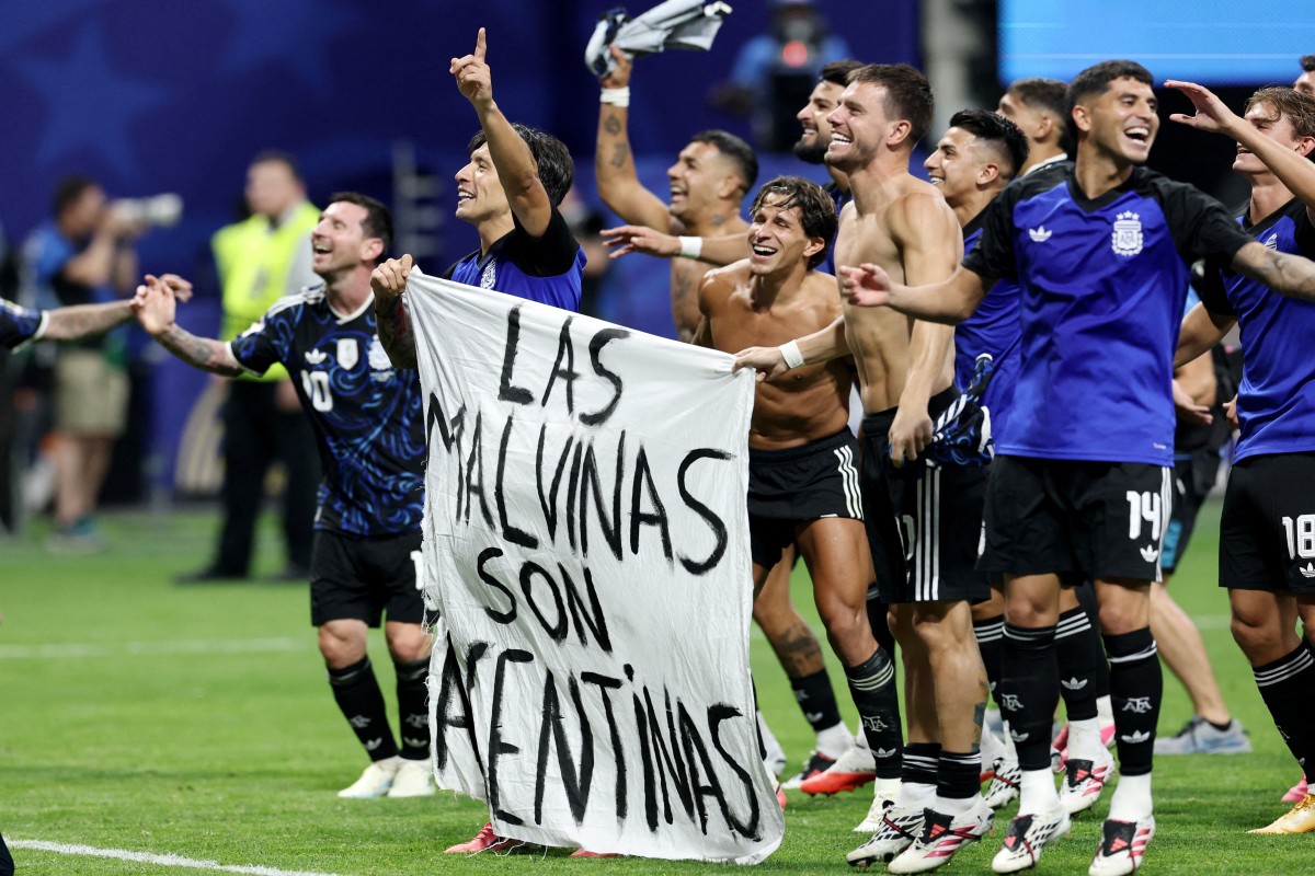 Argentina futbolçuları İngiltərə ilə oyundan sonra meydanda “Malvin adaları Argentinanındır” yazılmış banner açıblar