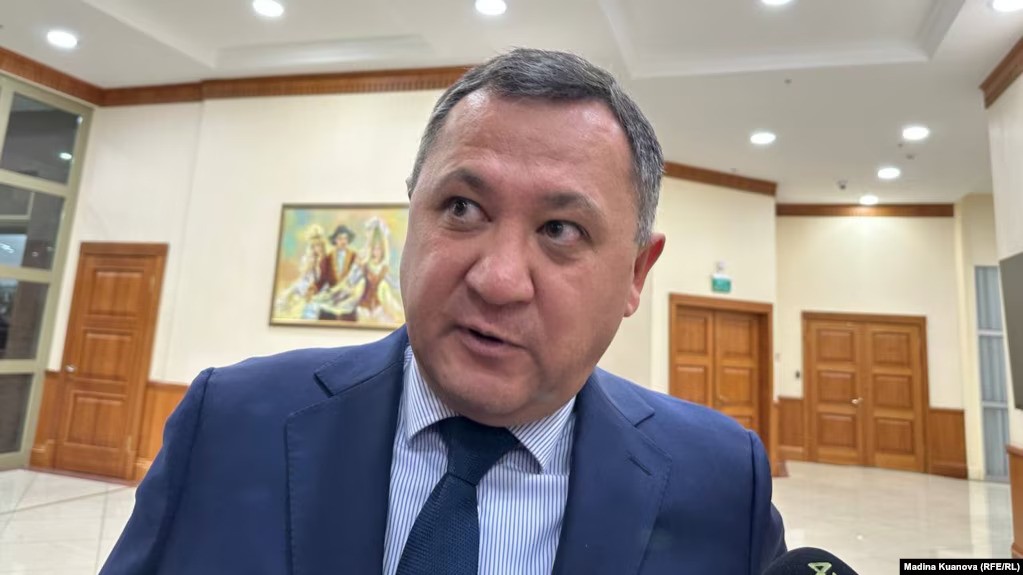 Qazaxıstanda jurnalistlər parlamentin dəhlizlərində deputatlara sual verə bilməyəcəklər