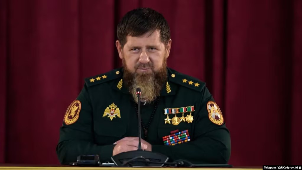 Kadırov: 'Qısa balaqlı şalvarda gəzənlər bunu dinə yox, dəbə görə edirlər'