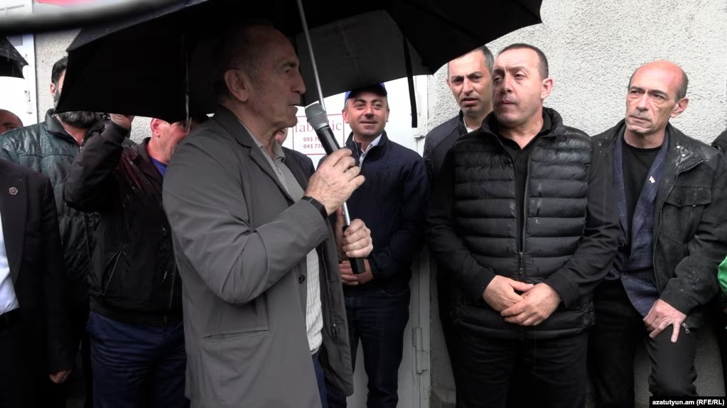 Koçaryanın blokundan həbs olunanlar var