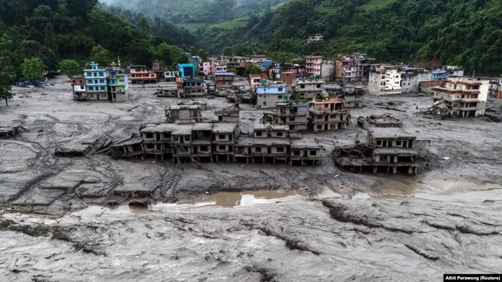 Nepalda fəlakətdə ölənlərin sayı 1200-ü keçib, sağ qalanları tapmaq ümidi azalır