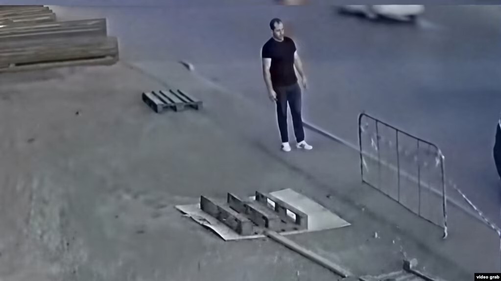 Kanalizasiyaya düşüb ölən gəncin anası şikayətçi olmaması üçün hədələndiyini deyir