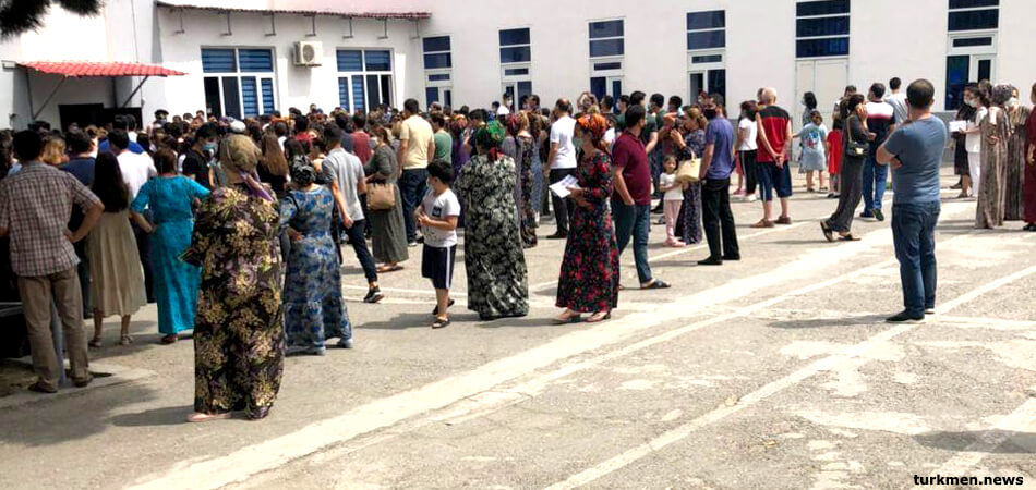 Türkmənistanda dərs ili ərəfəsində gəncləri yenə ölkədən buraxmırlar