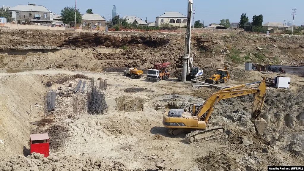 "Ağ şəhər"də adamlardan xəbərsiz evlərini söküblər