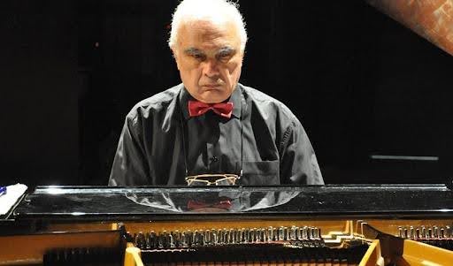 Qürbətdə 5 prezident, 8 nazir “dəyişən”, vətəndə bir marşla “ölümə səsləyən” dahi